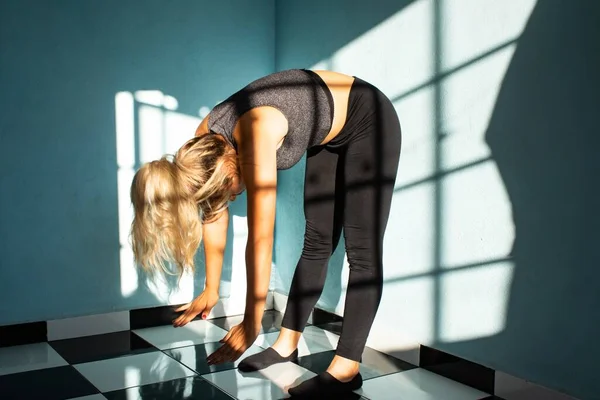 Een Latijnse Vrouw Doet Yoga Workout Binnen Met Zonlicht Schijnt — Stockfoto