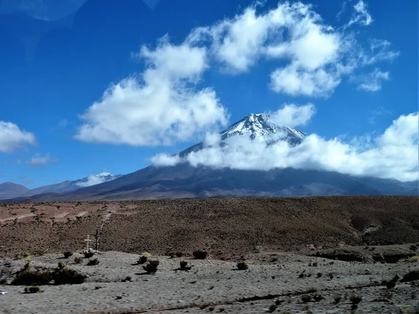 Una Hermosa Toma Volcán Cubierto Nubes —  Fotos de Stock
