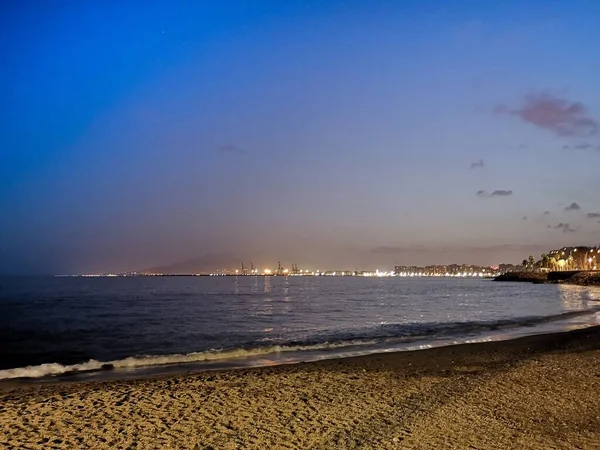 城市灯火通明的海滨美景 — 图库照片