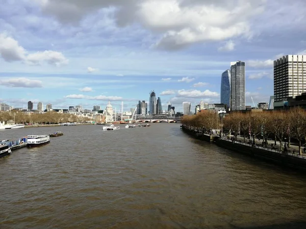 Річка Темза Лондоні Діловими Будівлями Задньому Плані Човнами — стокове фото