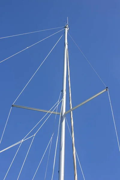 Låg Vinkel Skott Segelbåt Spridare Den Fridfulla Himlen — Stockfoto