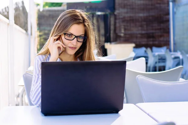 Una Foto Paisaje Una Joven Hembra Con Gafas Una Camisa — Foto de Stock