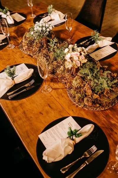 Table Bois Décorée Fleurs Dans Restaurant — Photo