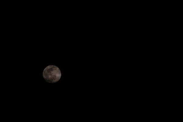 在漆黑的夜晚拍了一张美丽的月亮照片 — 图库照片