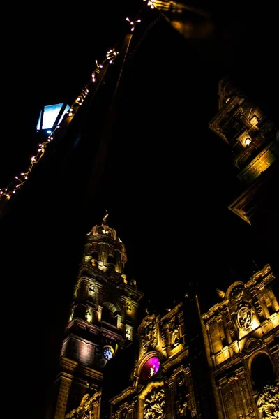 Eine Vertikale Aufnahme Der Beleuchteten Kathedrale Von Morelia Bei Nacht — Stockfoto