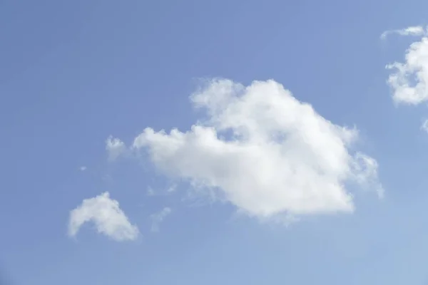 Άσπρα Πυκνά Σύννεφα Στον Γαλάζιο Ουρανό — Φωτογραφία Αρχείου