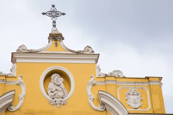 Фасад Церкви Сорренто Италия Желтыми Стенами Белыми Статуями — стоковое фото