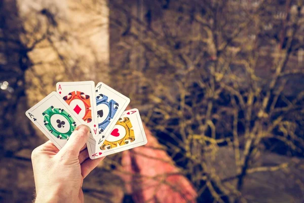 Una Persona Che Tiene Mano Quattro Tipi Carte Dietro Gli — Foto Stock