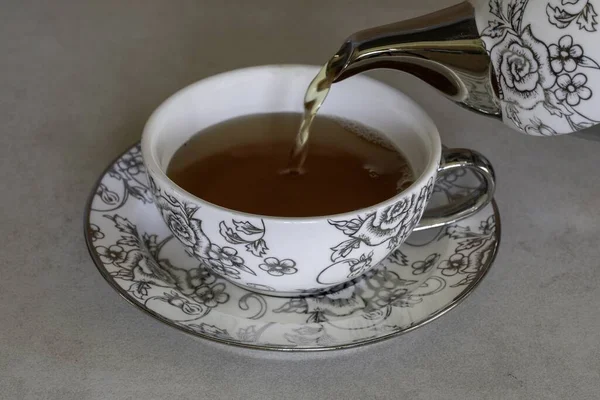 Vysoký Úhel Záběr Klasický Šálek Čaje Poring Černý Čaj — Stock fotografie