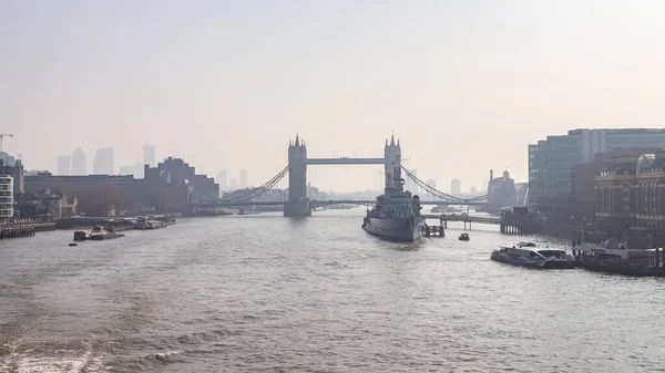 Piękny Widok Tower Bridge Szarym Tle Nieba — Zdjęcie stockowe
