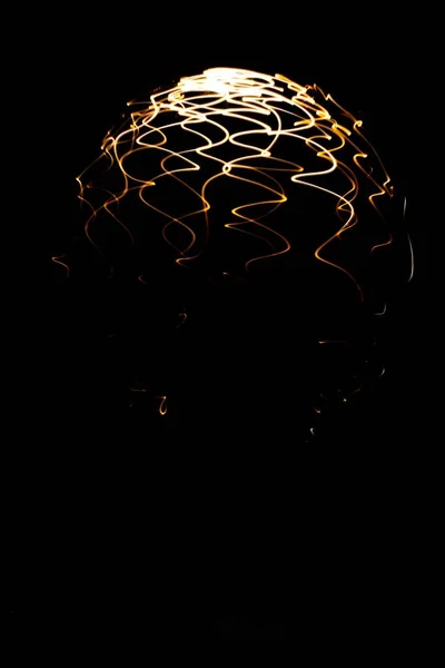 在黑暗中 用移动的光形成的抽象图案的一个垂直截图 — 图库照片