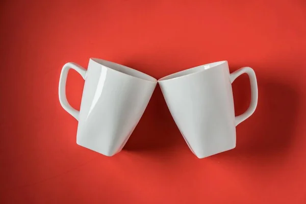 Una Vista Superior Dos Tazas Café Cerámica Blanca Fondo Rojo —  Fotos de Stock