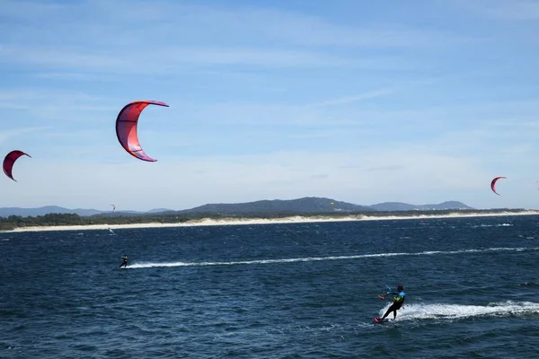 Krajobraz Strzał Miłośników Kitesurfingu Korzystających Morza — Zdjęcie stockowe