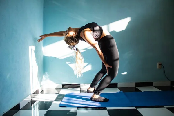 Een Latijnse Vrouw Doet Yoga Workout Binnen Met Zonlicht Schijnt — Stockfoto