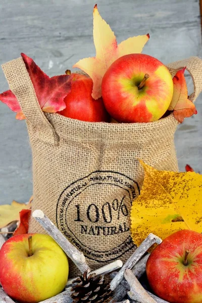 Vertical Closeup Shot Apples Burlap Sack Twigs Leaves Front Wooden — Stock Photo, Image