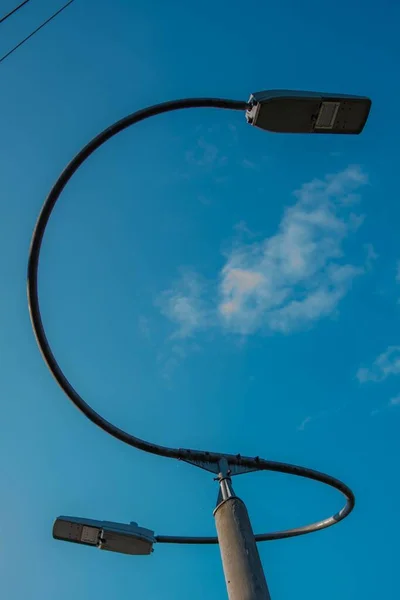 街道照明杆的垂直特写镜头 — 图库照片