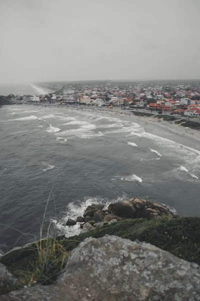 曇った空の下でブラジルのサンタカタリーナのサンフランシスコ スルの都市海岸線 — ストック写真