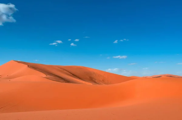 Uma Paisagem Dunas Areia Laranja Contra Céu Azul — Fotografia de Stock