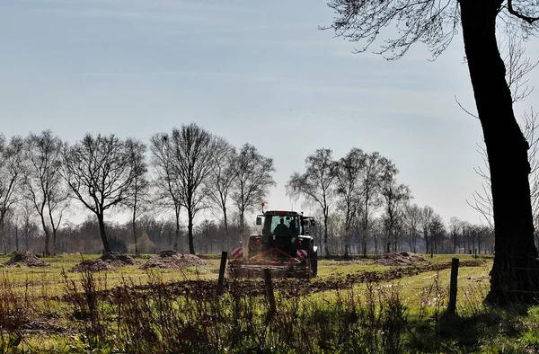 Ujęcie Krajobrazu Wiejskiego Terenu Drzew Ciągnika — Zdjęcie stockowe