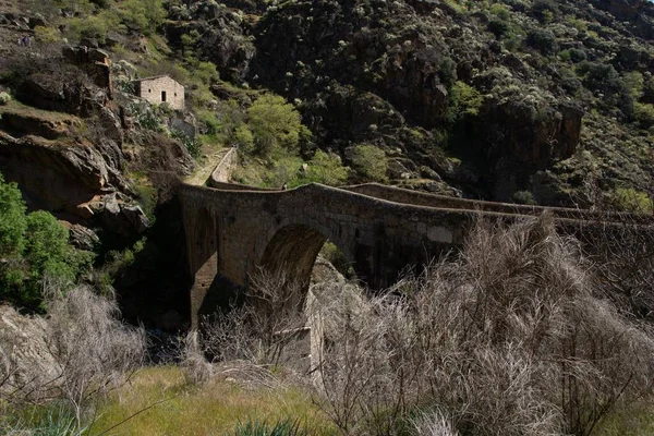 Μια Πανοραμική Λήψη Μιας Τοξοειδούς Γέφυρας Που Οδηγεί Στο Σπίτι — Φωτογραφία Αρχείου