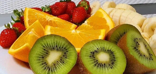 Panoramic Sot Cut Slices Fresh Fruits White Plate — Stock Photo, Image