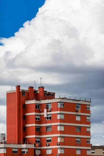 주거용 건물과 구름낀 — 스톡 사진