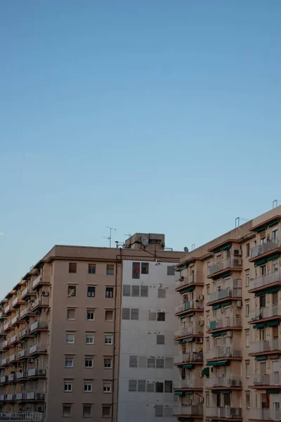 Eine Vertikale Aufnahme Von Gebäuden Mit Orangen Fassaden — Stockfoto