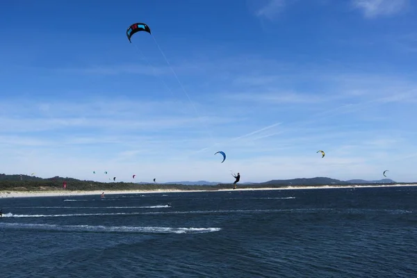 Krajobraz Strzał Miłośników Kitesurfingu Korzystających Morza — Zdjęcie stockowe