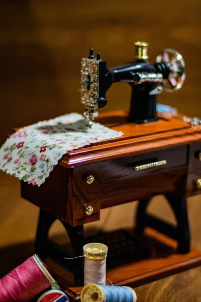 Une Mini Machine Coudre Sur Une Table Bois Avec Petits — Photo