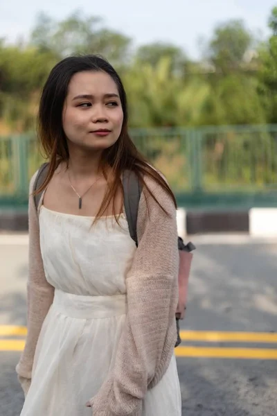 Disparo Vertical Una Mujer Asiática Vestido Blanco Mirando Derecha Mientras —  Fotos de Stock