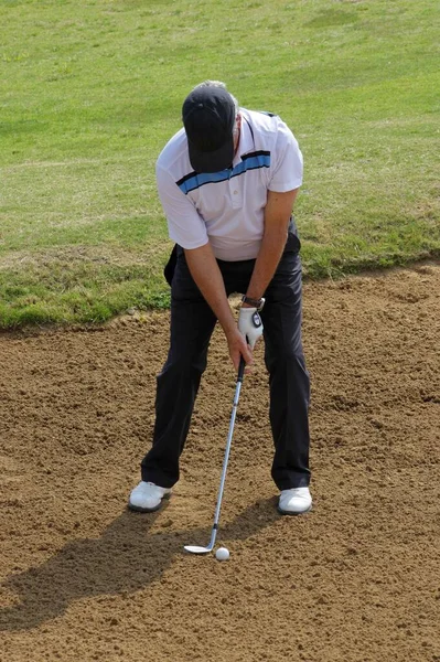 Egy Függőleges Felvétel Egy Fehér Férfiról Aki Egy Bunkerben Golfozik — Stock Fotó