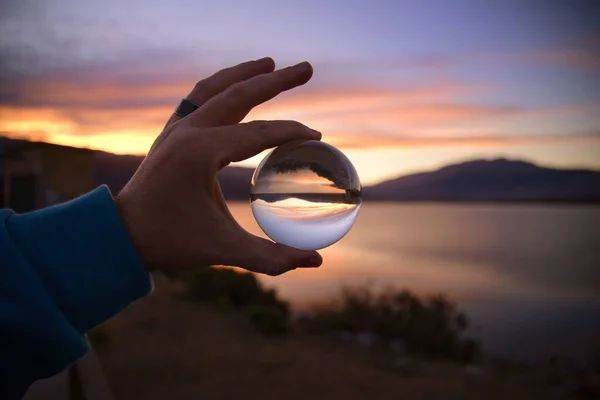 Una Persona Sosteniendo Una Bola Vidrio Con Reflejo Revés Vista — Foto de Stock