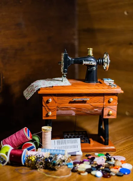 Много Разноцветных Рулонов Пряжи Швейная Машинка Мастерской Портного — стоковое фото