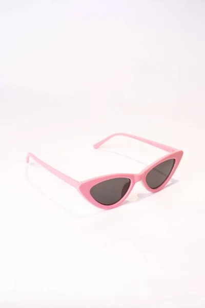 Tiro Vertical Rosa Óculos Sol Olho Gato Isolado Fundo Branco — Fotografia de Stock