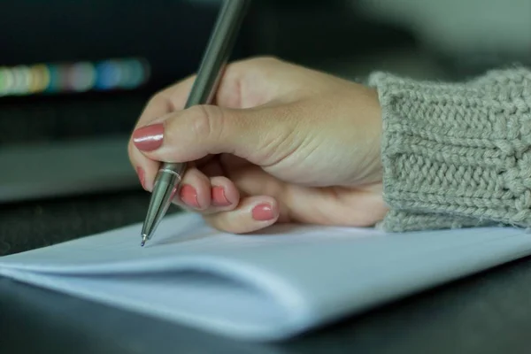 Una Mujer Sosteniendo Una Pluma Metal Pedazo Papel Blanco Con — Foto de Stock