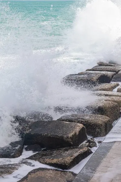 Хвилясте Море Розбризкує Краплі Каменях Ідеально Підходить Фону — стокове фото