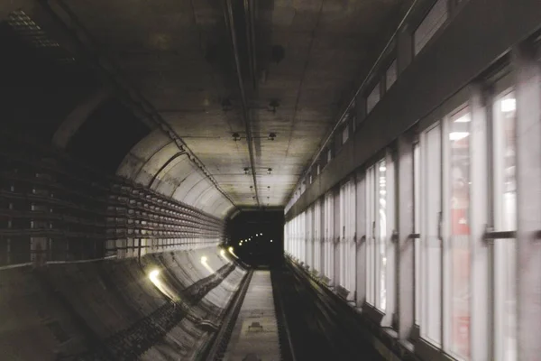 Wnętrze Stacji Metra Szynami — Zdjęcie stockowe