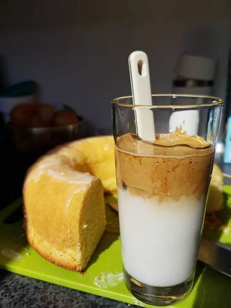 Vertical Selective Focus Shot Glass Dalgona Coffee Biscuit — Stock Photo, Image