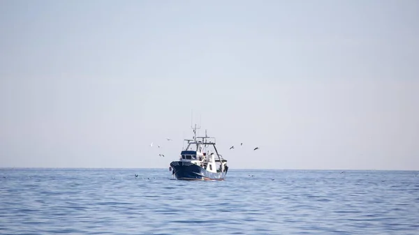 Zdjęcie Krajobrazu Trawlera Rybackiego Słoneczny Dzień — Zdjęcie stockowe