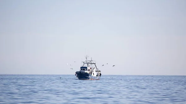 Landscape Shot Fishing Trawler Sunny Day — Stock Photo, Image