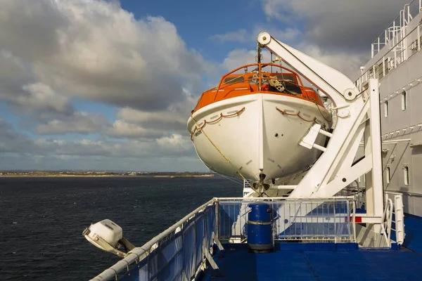 Salva Vidas Branco Laranja Barco Com Fundo Oceano — Fotografia de Stock