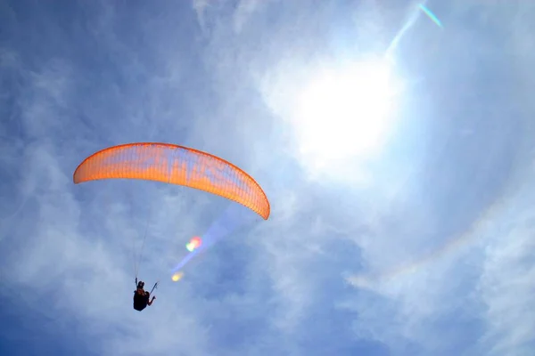 Paraglidista Pláži Během Dne — Stock fotografie