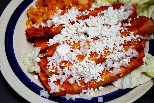 Prato Tradicional Mexicano Enchiladas Com Batatas Queijo Cebolas Creme Alface — Fotografia de Stock