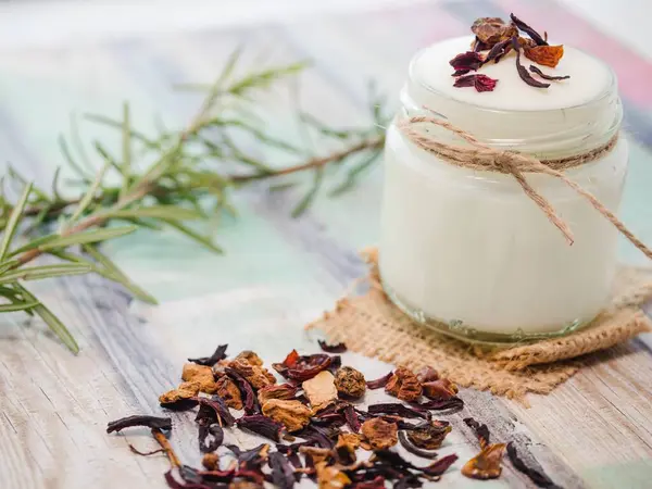 Primer Plano Yogur Frasco Decorado Con Hierbas Rojas Secas — Foto de Stock