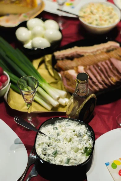 Deliciosa Ensalada Con Cebolla Huevos Jamón Tocino Salami Una Botella —  Fotos de Stock