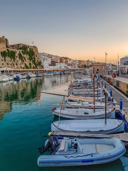 Uma Vista Vertical Porto Com Belos Barcos Ciutadella Menorca Espanha — Fotografia de Stock