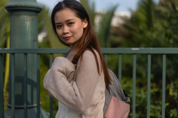 Una Joven Asiática Posando Delante Cerca Hierro Verde —  Fotos de Stock