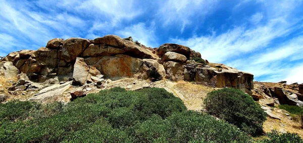 Tiro Panorâmico Vegetação Nas Colinas Sob Céu Azul Nublado — Fotografia de Stock