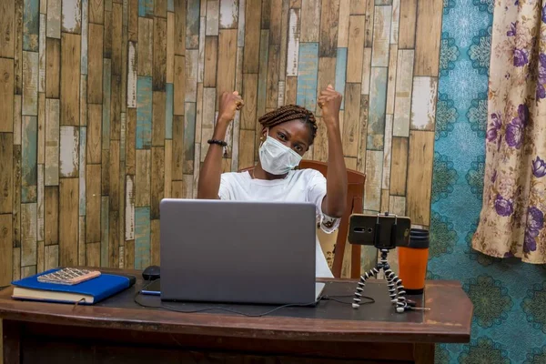 Uma Mulher Africana Gravando Enquanto Digita Laptop Fundo Telha Madeira — Fotografia de Stock