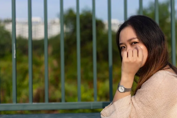 Ung Asiatisk Kvinna Poserar Stående Framför Det Gröna Järnstaketet — Stockfoto